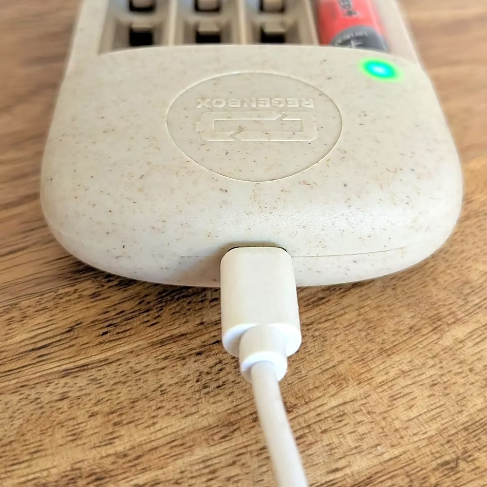 - Chargeur universel de piles - Regen box - Lowreka